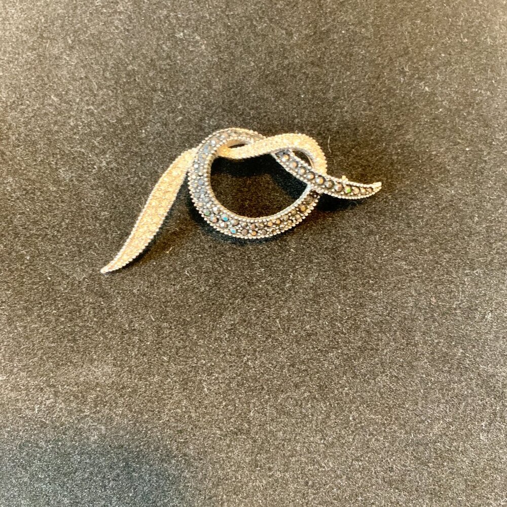 Vintage Avon of Belleville Knot Brooch - Picture 2 of 5
